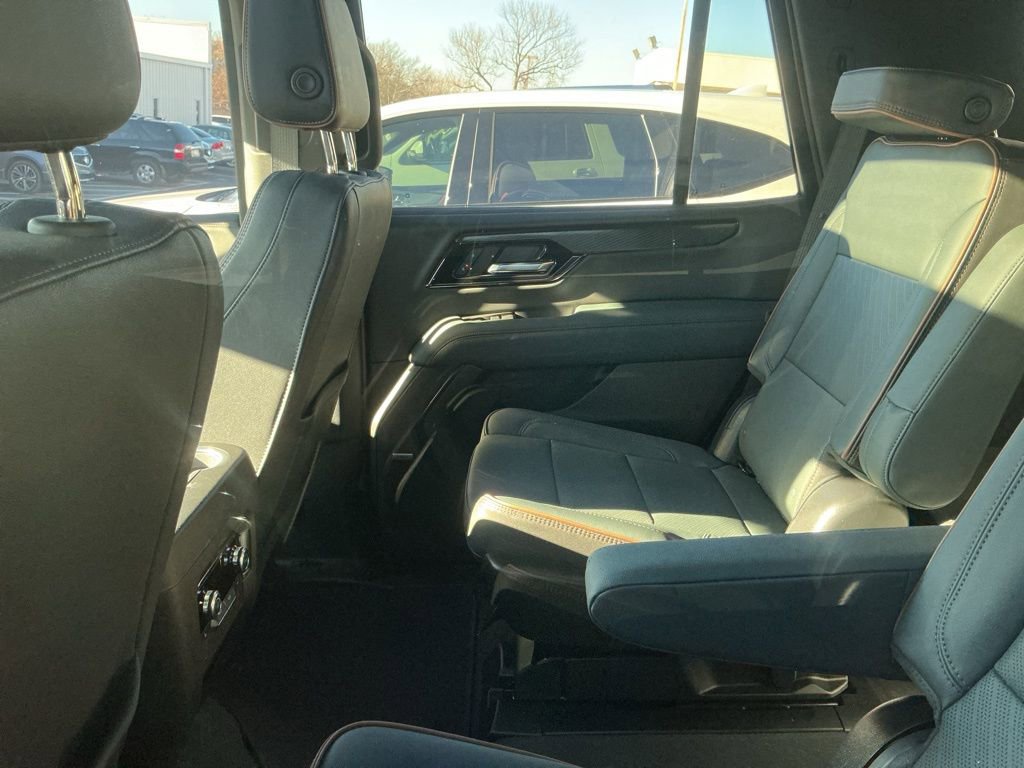 Used 2025 GMC Yukon AT4 w/ AT4 Premium Package image 7