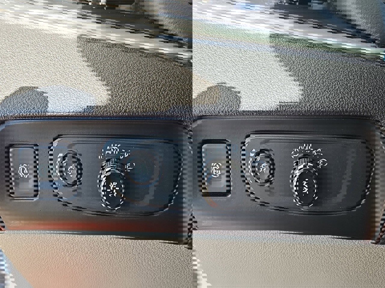 Used 2019 Buick Enclave Essence image 26