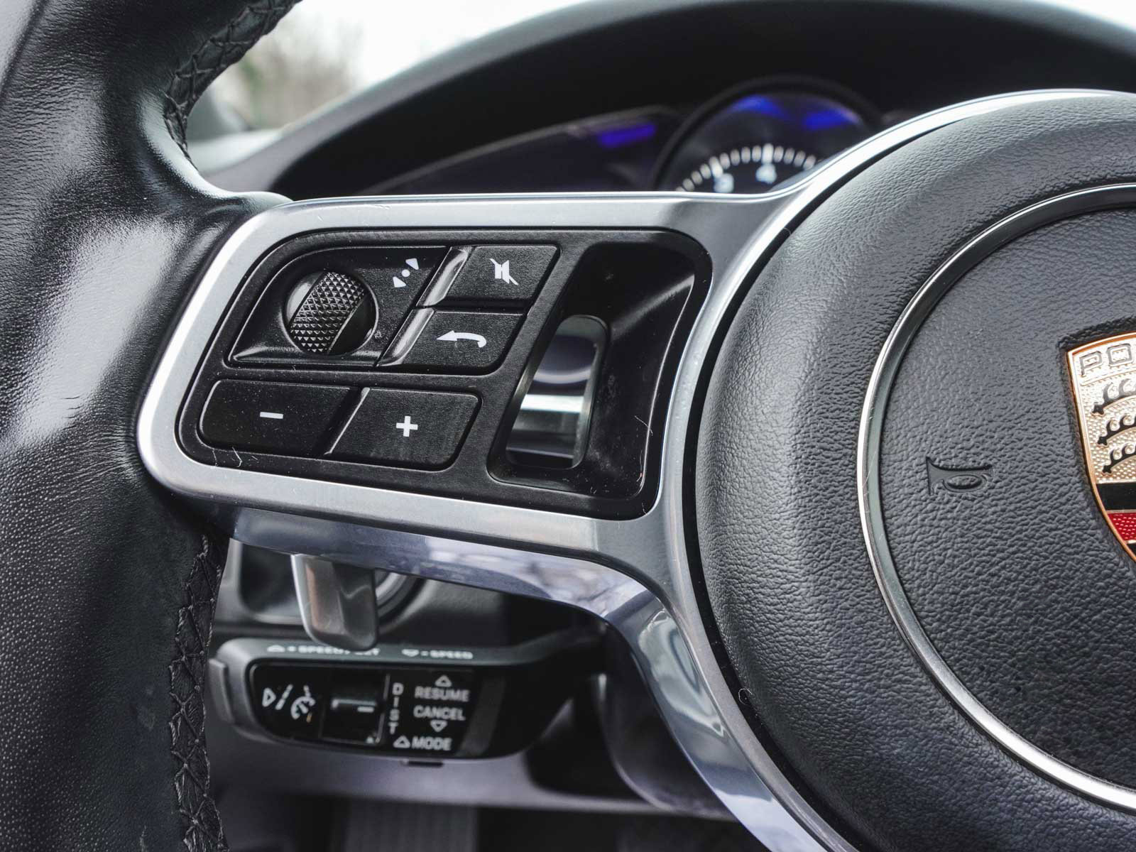 Used 2023 Porsche Cayenne w/ Premium Package image 26