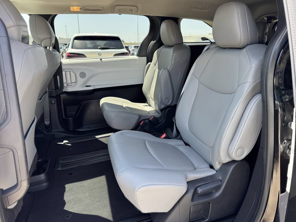Used 2025 Toyota Sienna XLE FWD image 25