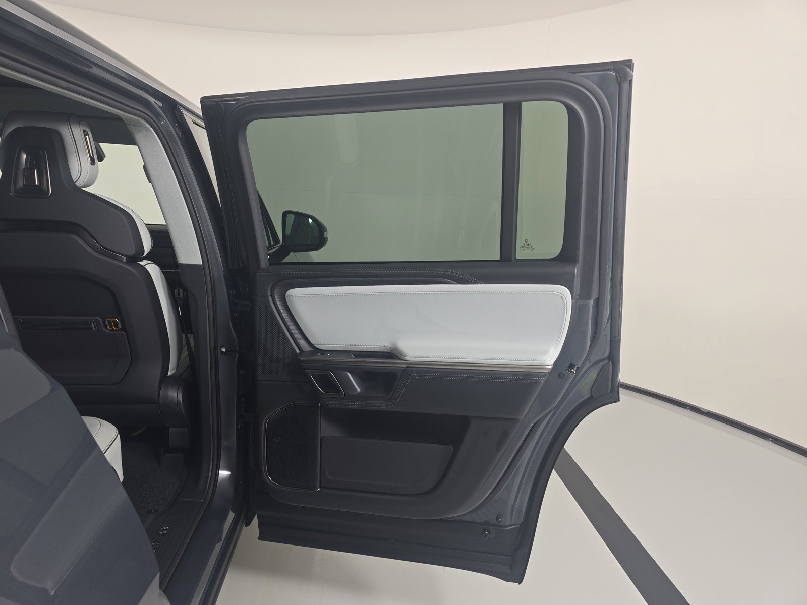 Used 2024 Rivian R1S Adventure AWD/4WD image 19
