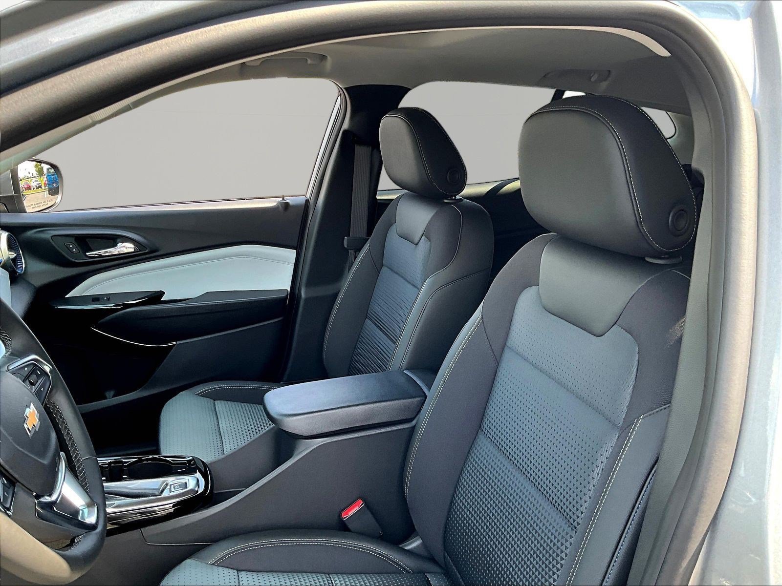 New 2026 Chevrolet Trax LT w/ Sunroof Package FWD image 17