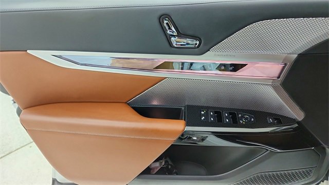 Used 2023 BMW 740i w/ Executive Package image 34