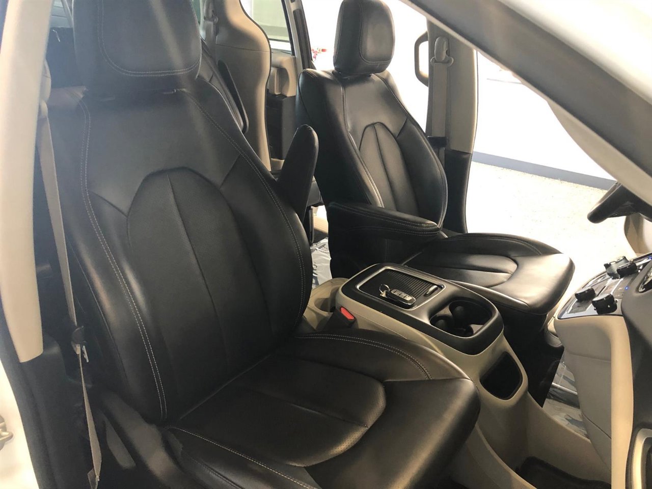 Used 2023 Chrysler Pacifica Touring-L image 12