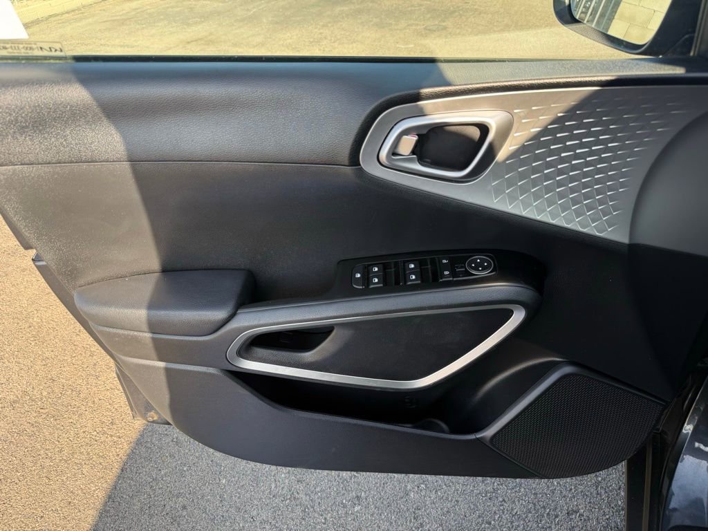 Used 2023 Kia Soul LX w/ Option Group 015 image 17
