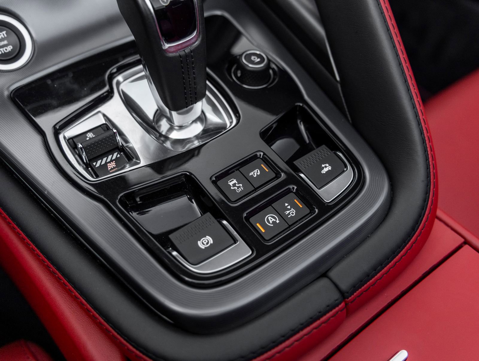 Used 2018 Jaguar F-TYPE R image 36