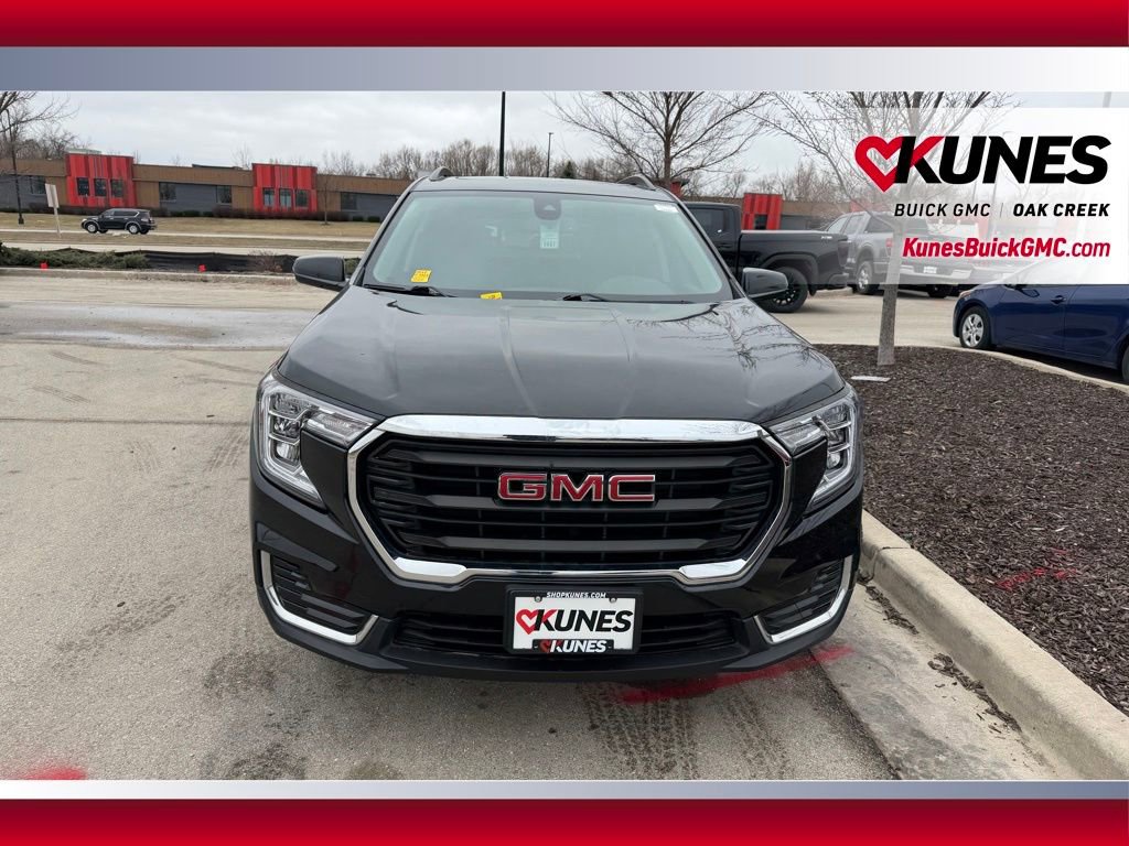 Used 2022 GMC Terrain SLE w/ Driver Convenience Package image 3