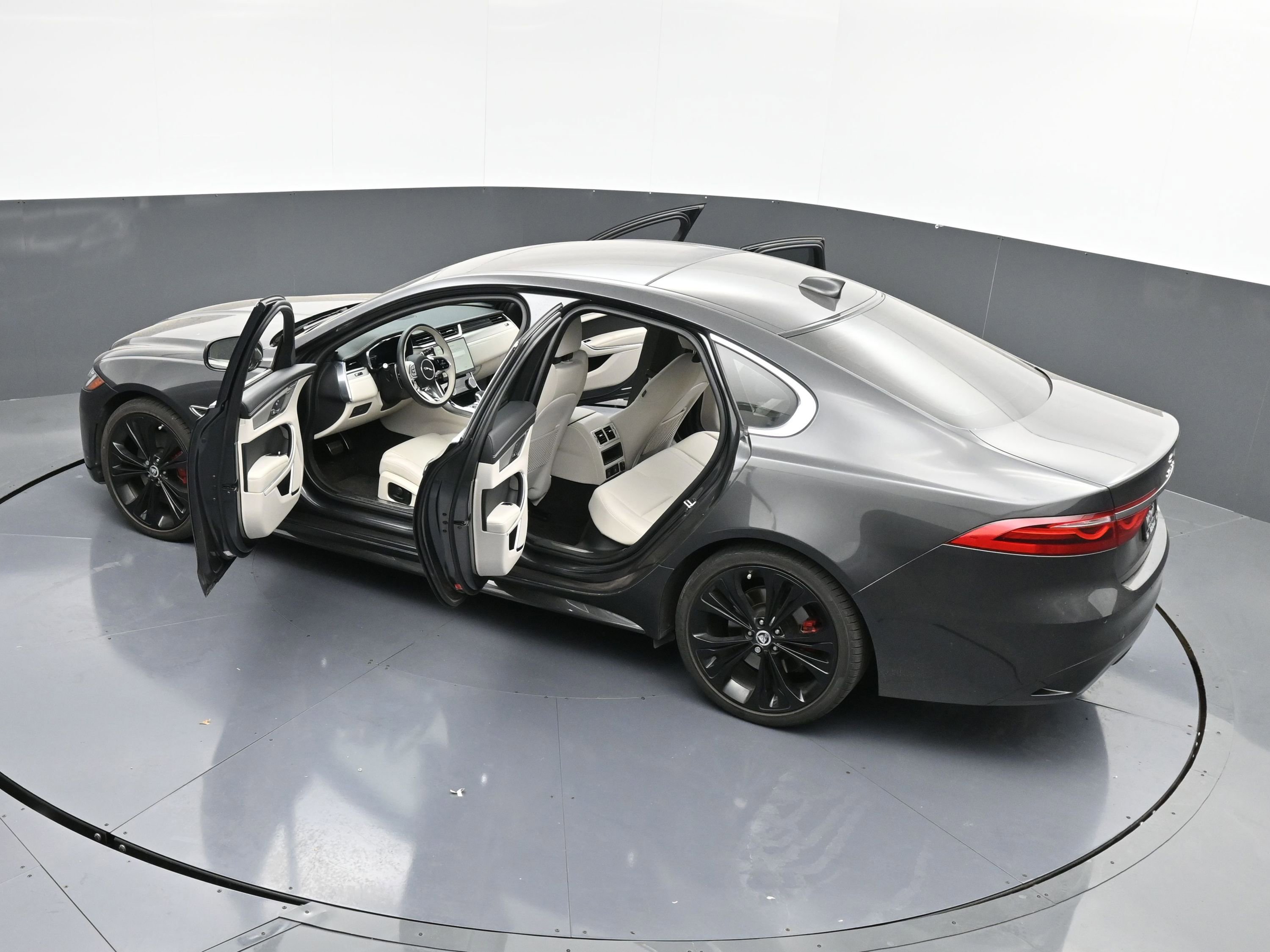 Used 2024 Jaguar XF R-Dynamic SE image 40