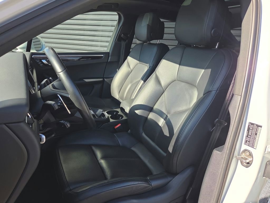Certified 2022 Porsche Macan AWD/4WD image 5