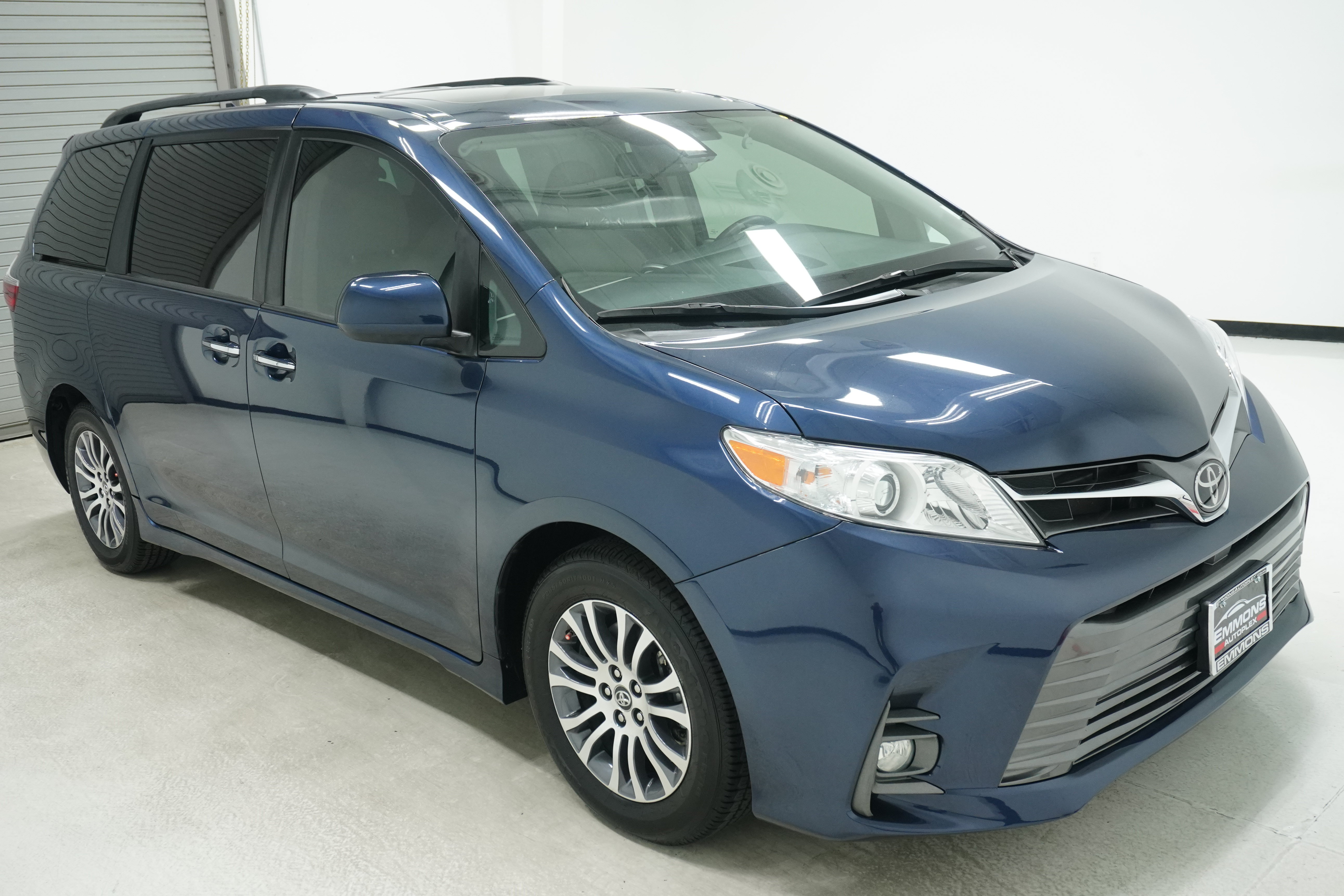Used 2020 Toyota Sienna XLE w/ XLE Navigation Package FWD image 3