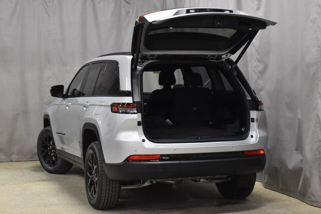 New 2025 Jeep Grand Cherokee Altitude image 31