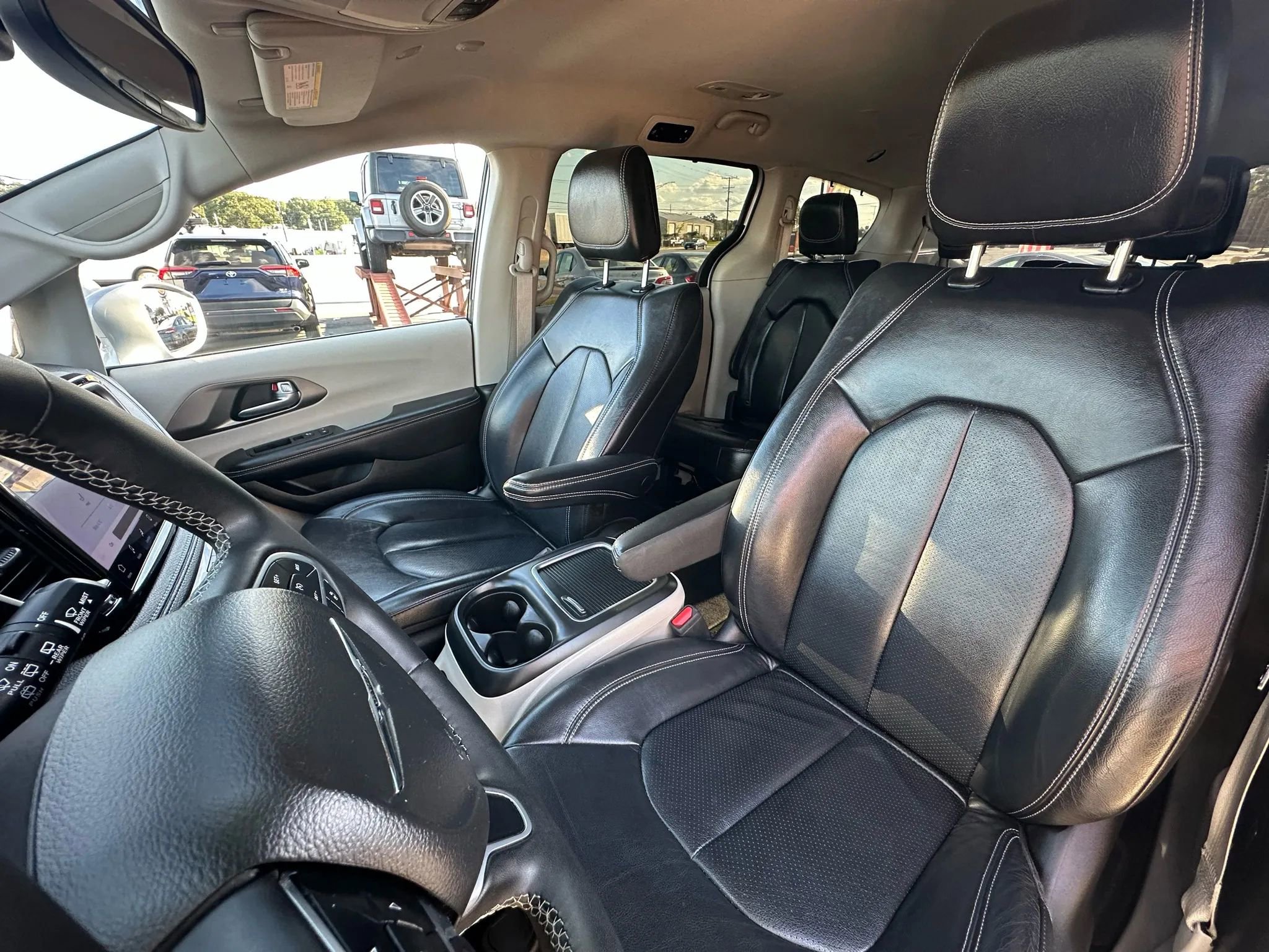 Used 2022 Chrysler Pacifica Touring-L image 12