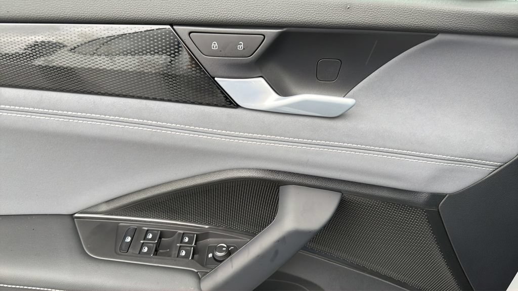 New 2026 Volkswagen Tiguan SE R-Line FWD image 19
