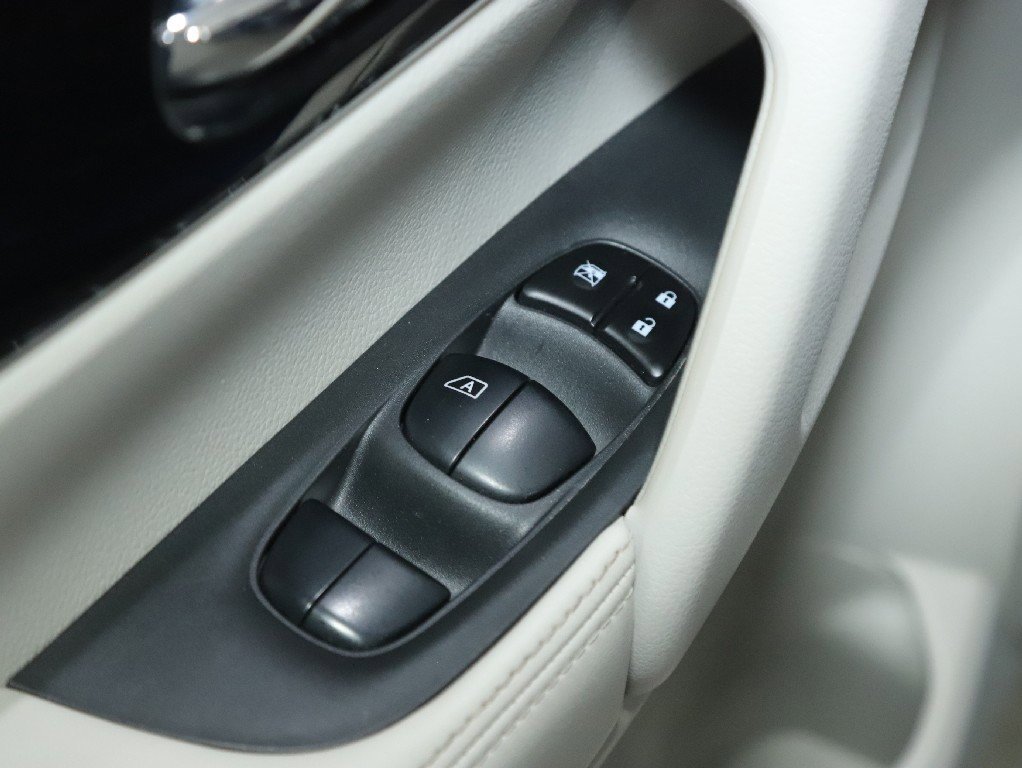 Used 2022 Nissan Rogue Sport SL w/ Premium Package image 16