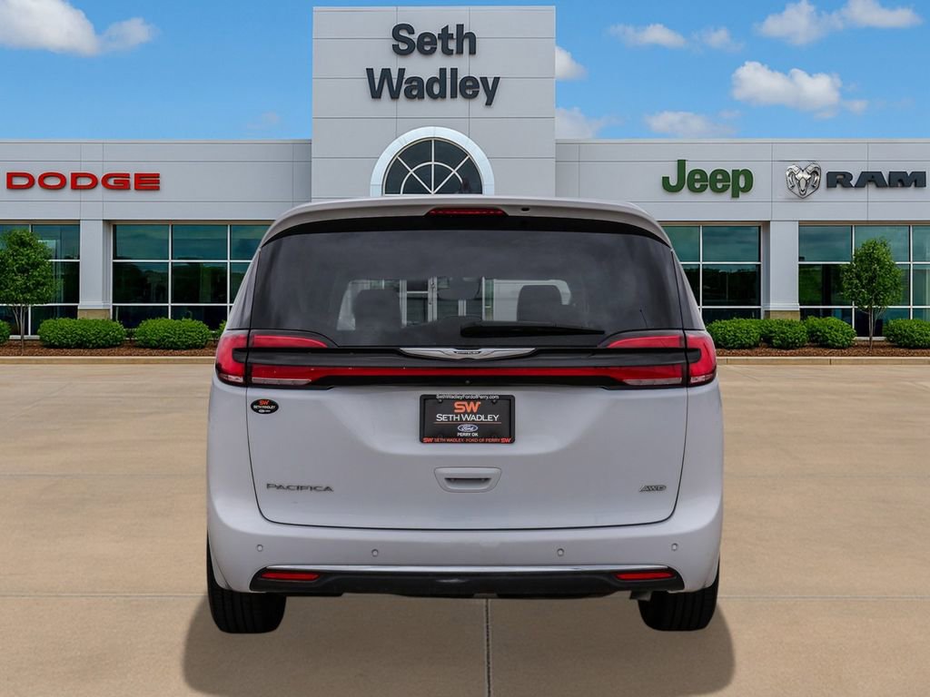 Used 2024 Chrysler Pacifica Touring-L image 6