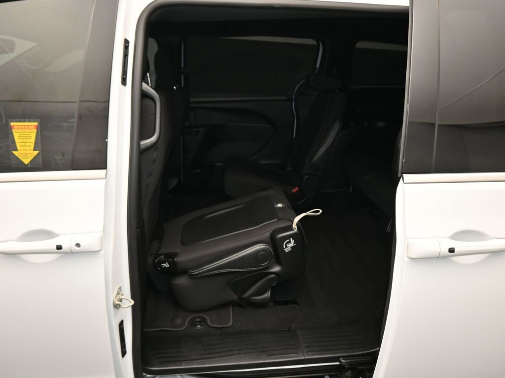 Used 2024 Chrysler Pacifica Touring image 40