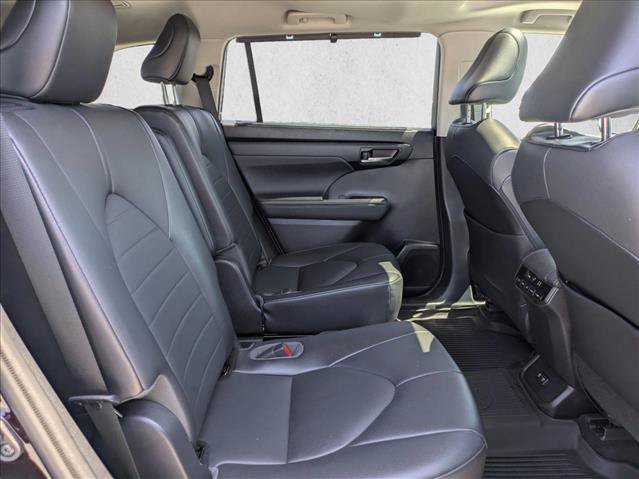 Used 2021 Toyota Highlander XLE FWD image 21