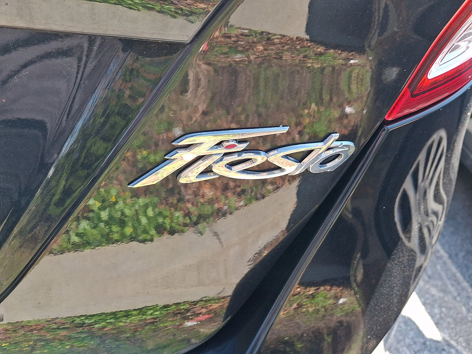 Used 2016 Ford Fiesta SE w/ Equipment Group 201A image 5