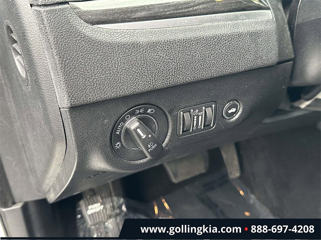 Used 2021 Chrysler 300 Touring L image 18