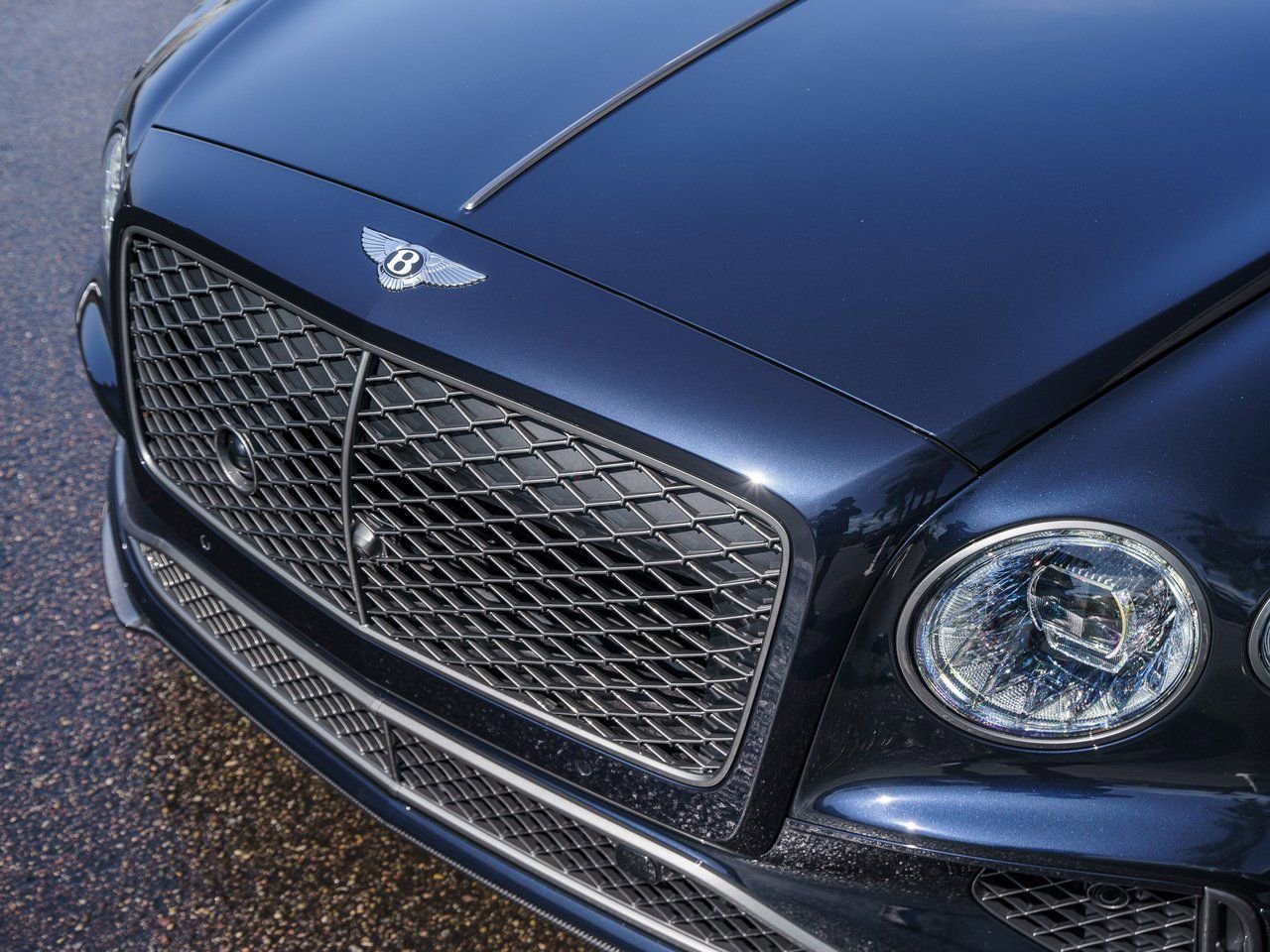 Used 2025 Bentley Flying Spur Plug-In Hybrid image 33
