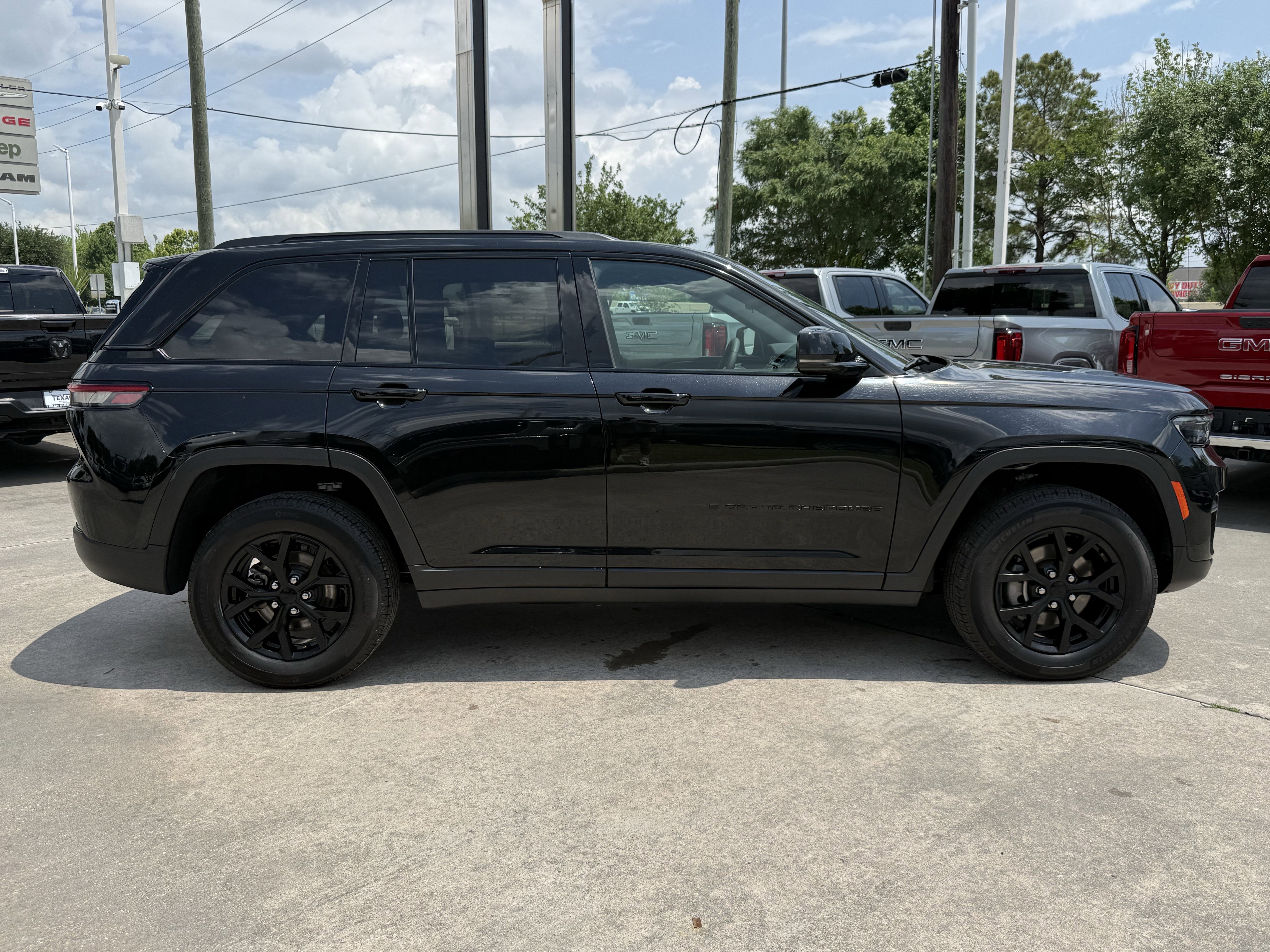 Used 2025 Jeep Grand Cherokee Altitude AWD/4WD image 3