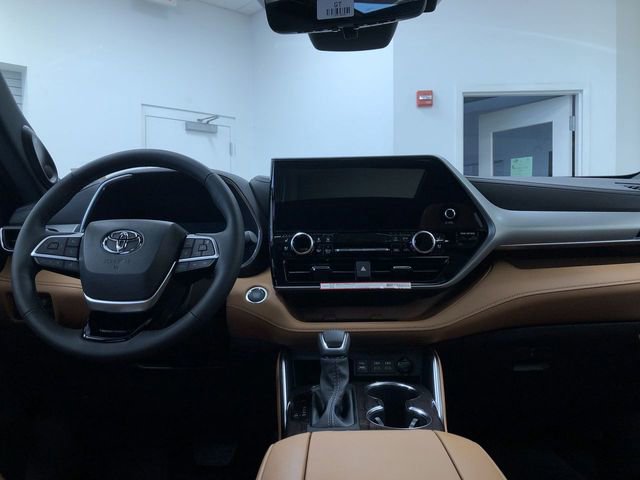 New 2026 Toyota Highlander Platinum image 17