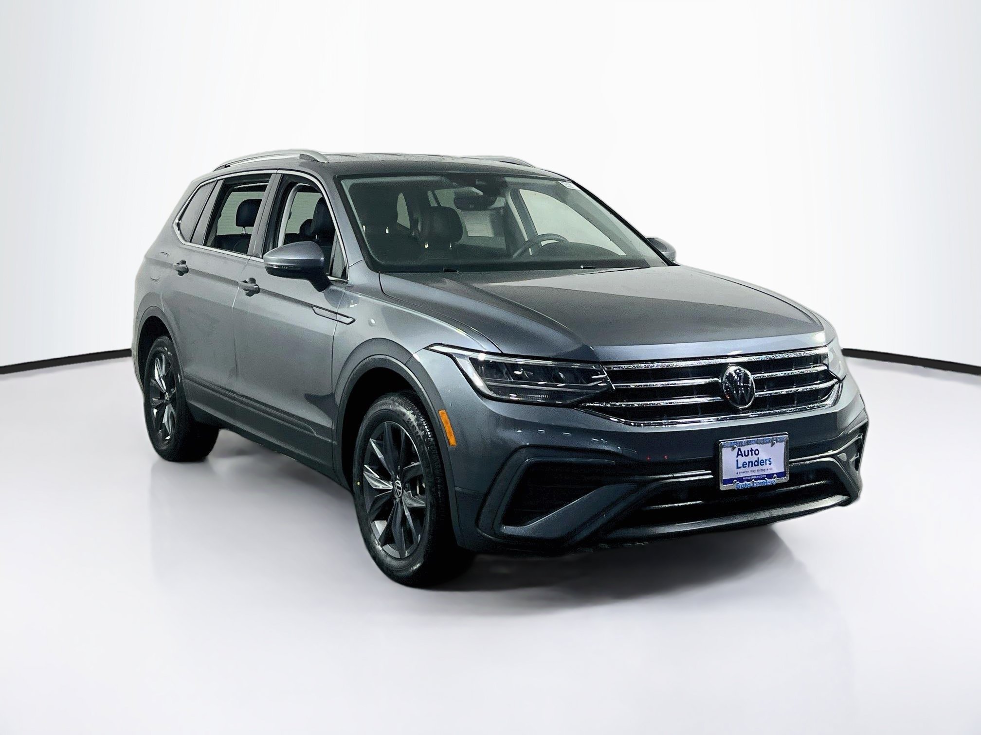 Used 2023 Volkswagen Tiguan SE AWD/4WD image 3