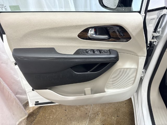 Used 2023 Chrysler Pacifica Limited FWD image 24