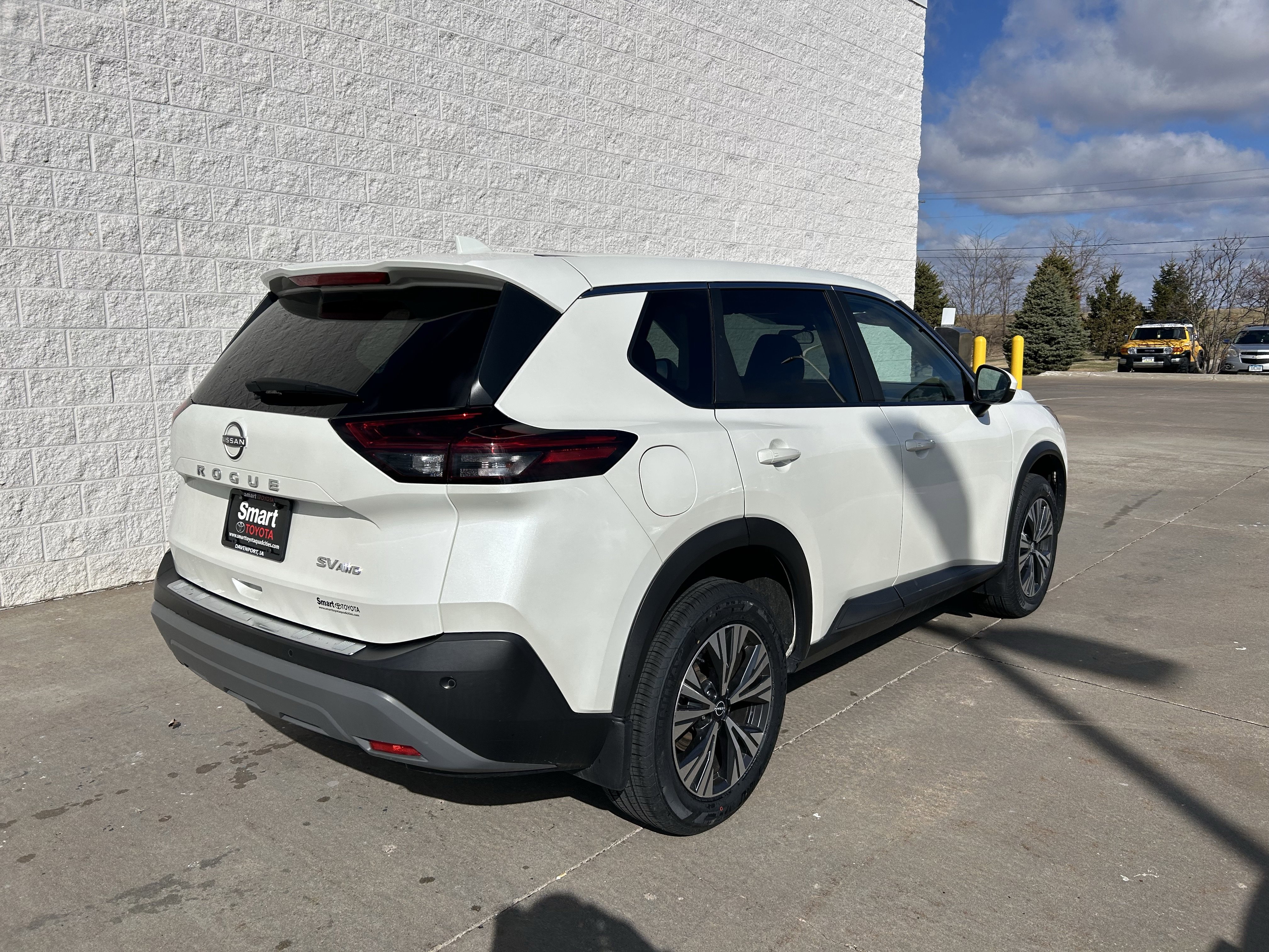Used 2023 Nissan Rogue SV image 3