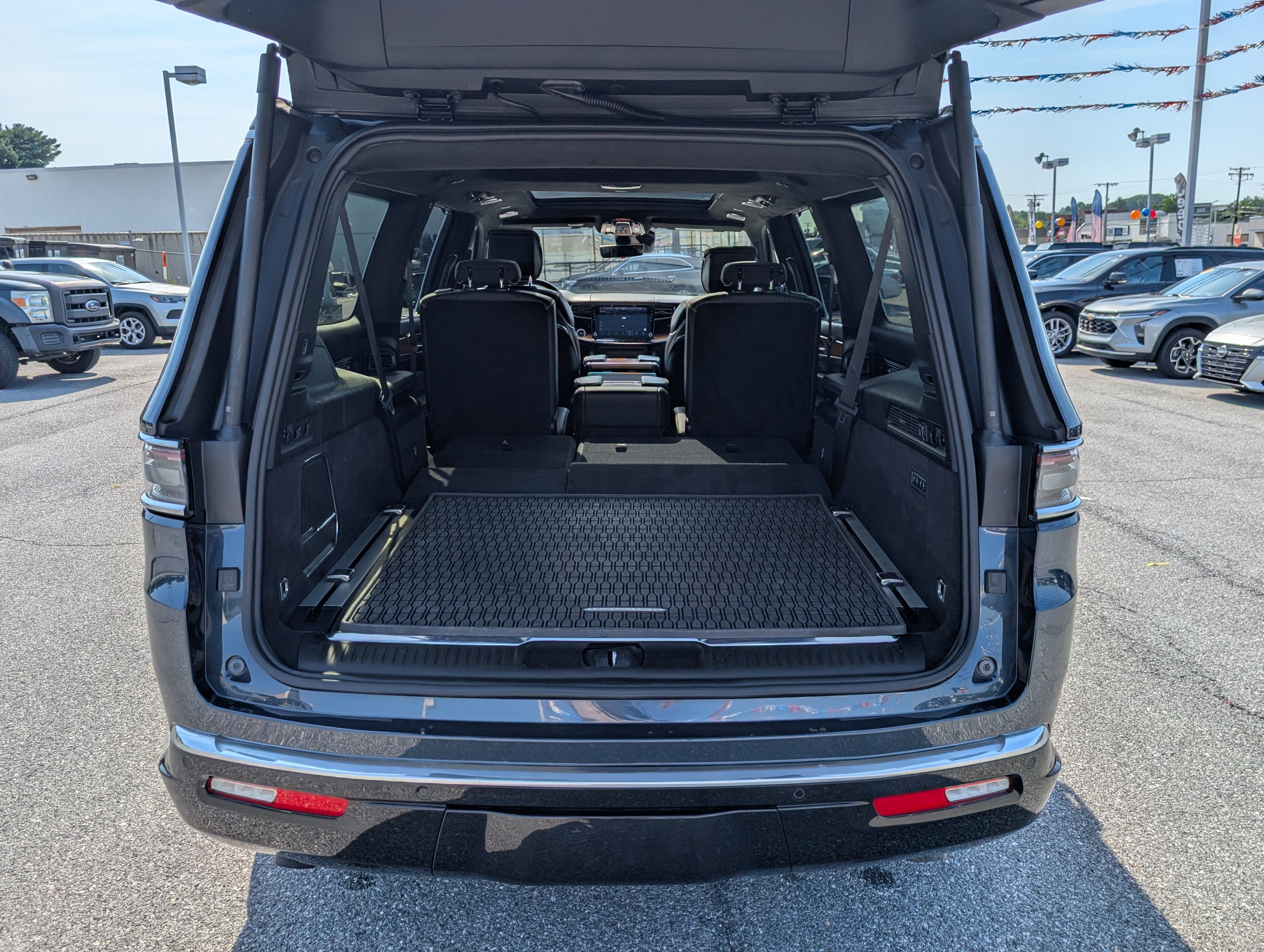 Used 2024 Jeep Grand Wagoneer L Series III AWD/4WD image 13