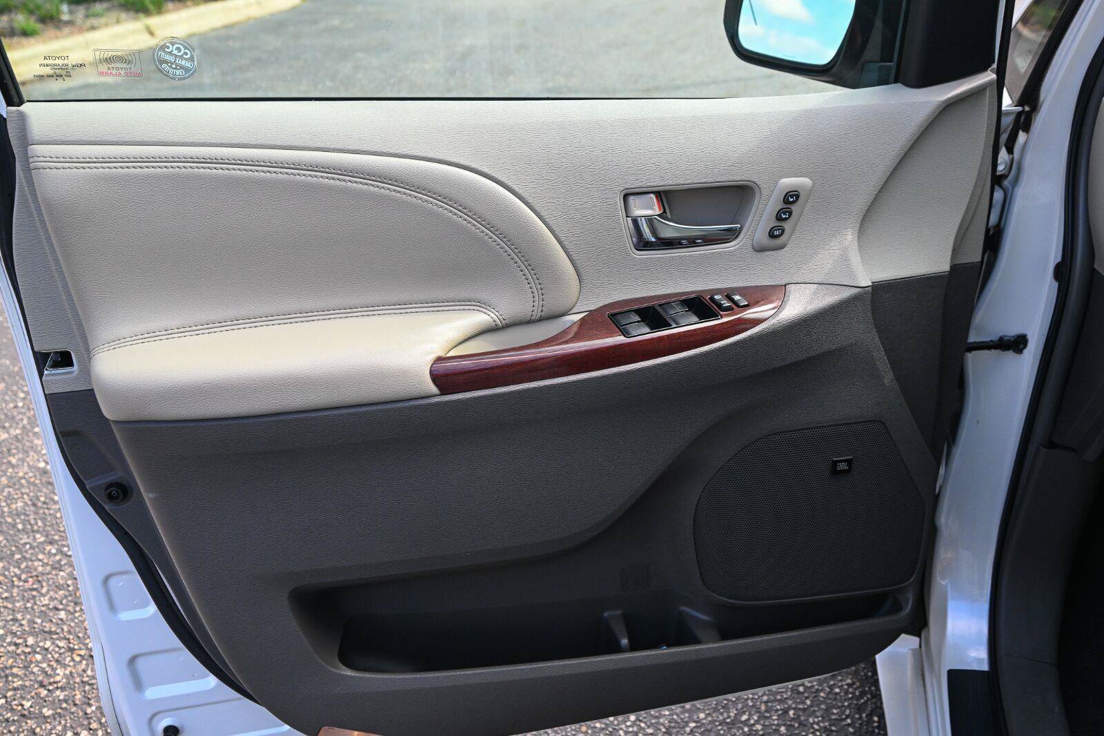 Used 2011 Toyota Sienna Limited w/ Premium Pkg FWD image 20