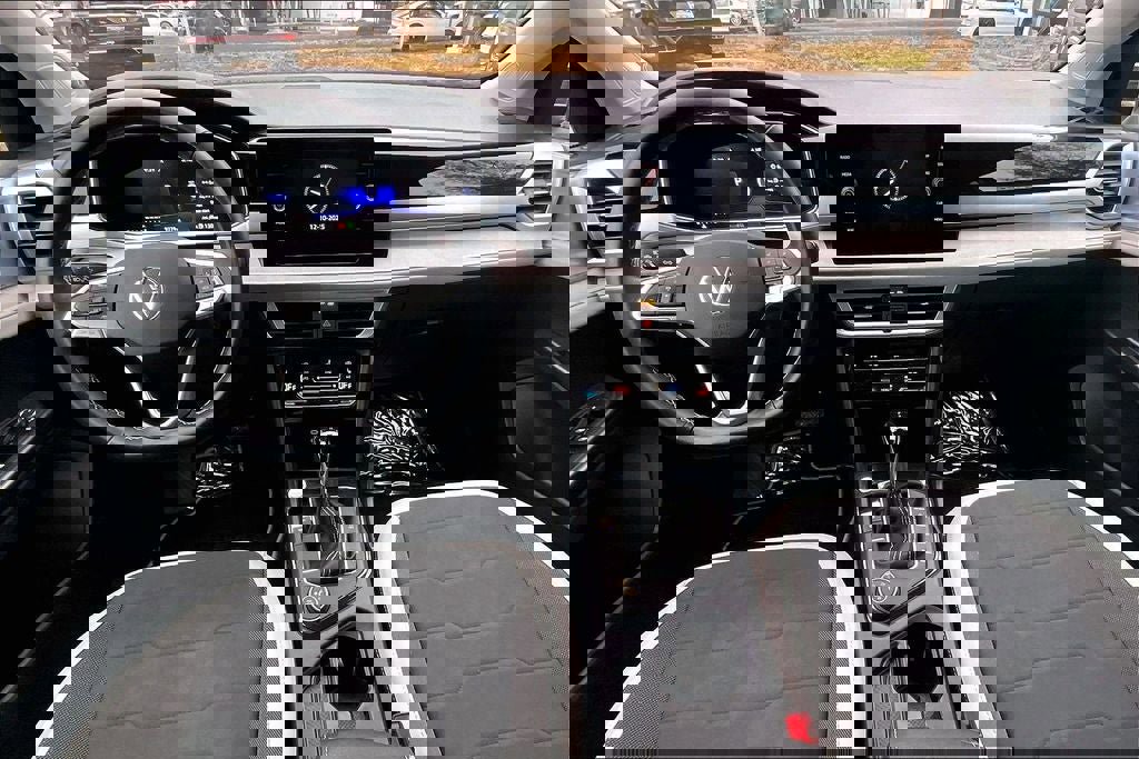 Certified 2025 Volkswagen Taos SE w/ Panoramic Sunroof Package image 15