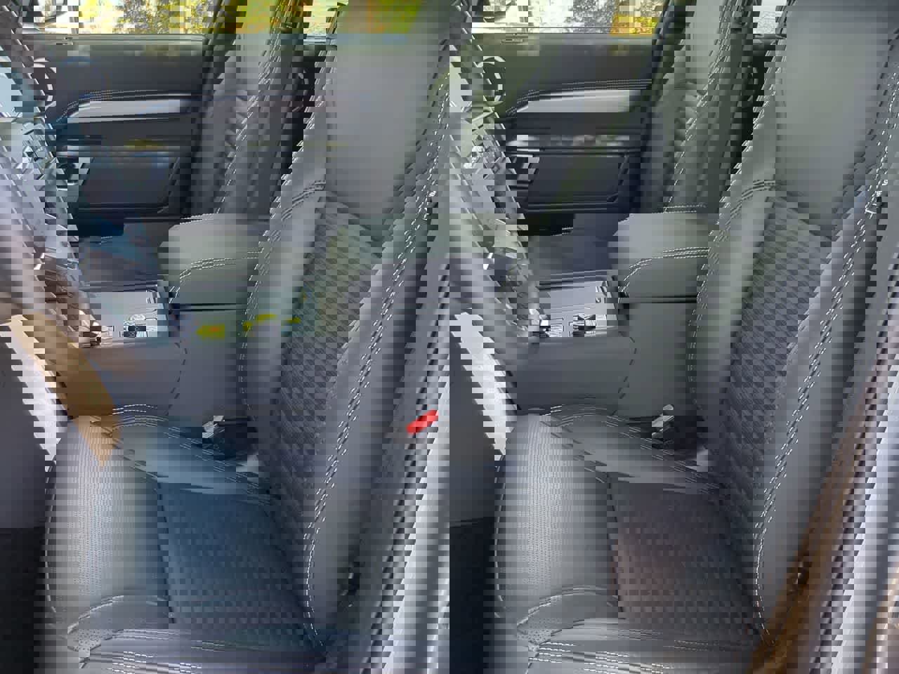 Used 2025 Land Rover Discovery Dynamic SE AWD/4WD image 17