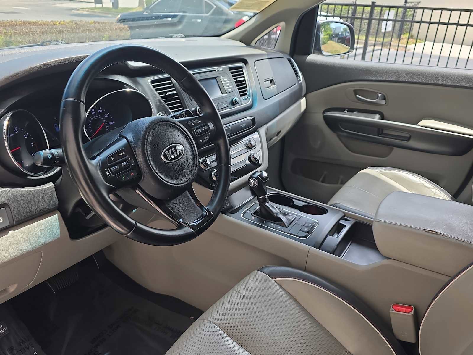 Used 2016 Kia Sedona LX w/ LX Essentials Premium Package FWD image 17