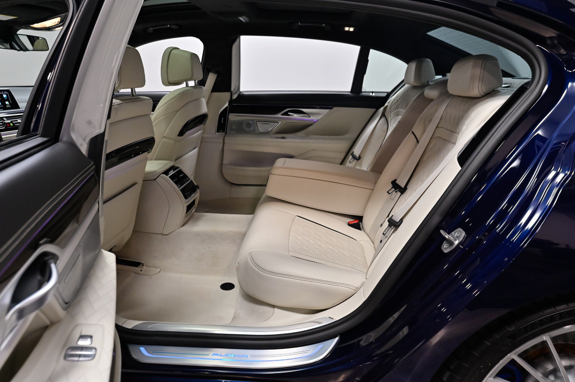 Used 2022 BMW ALPINA B7 xDrive AWD/4WD image 33