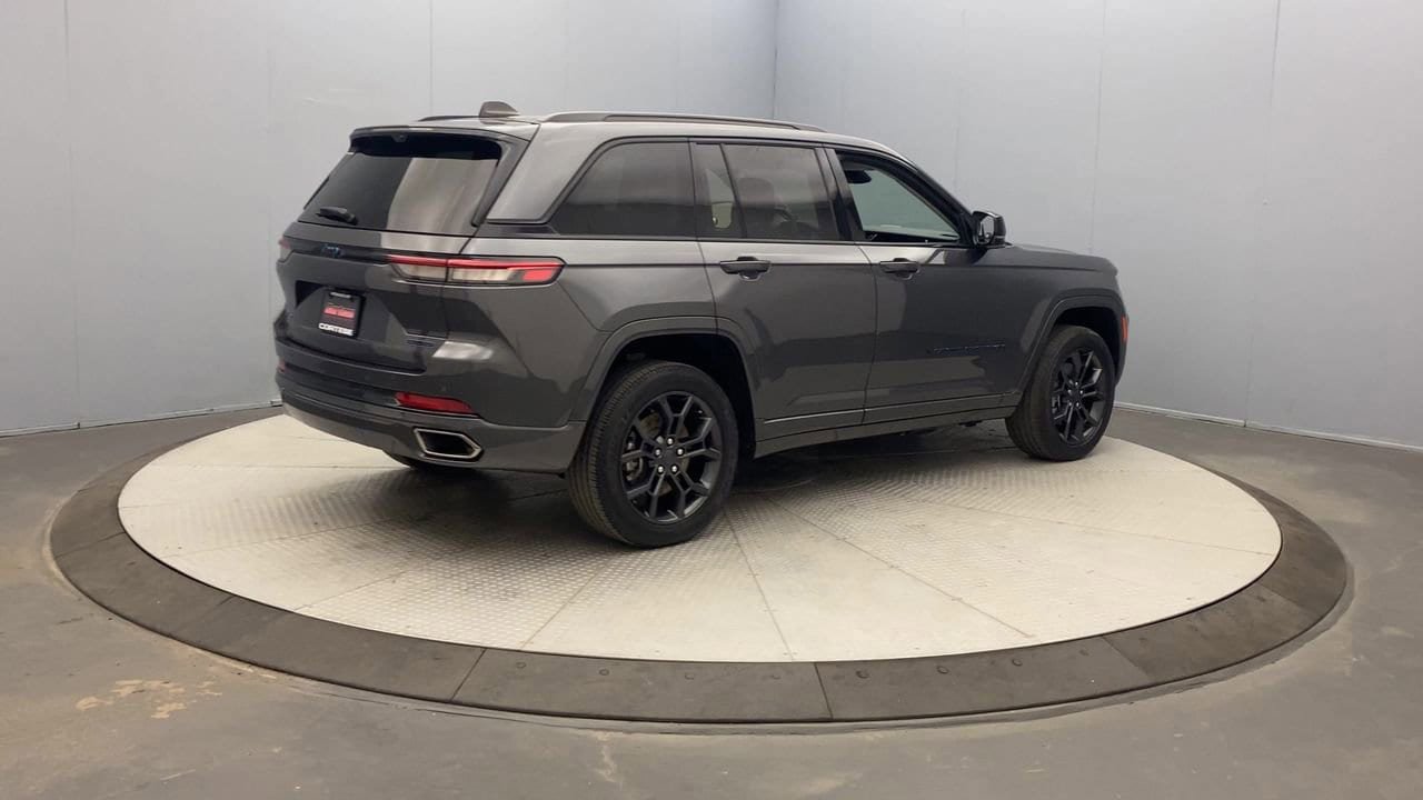 Used 2023 Jeep Grand Cherokee 30th Anniversary AWD/4WD image 5