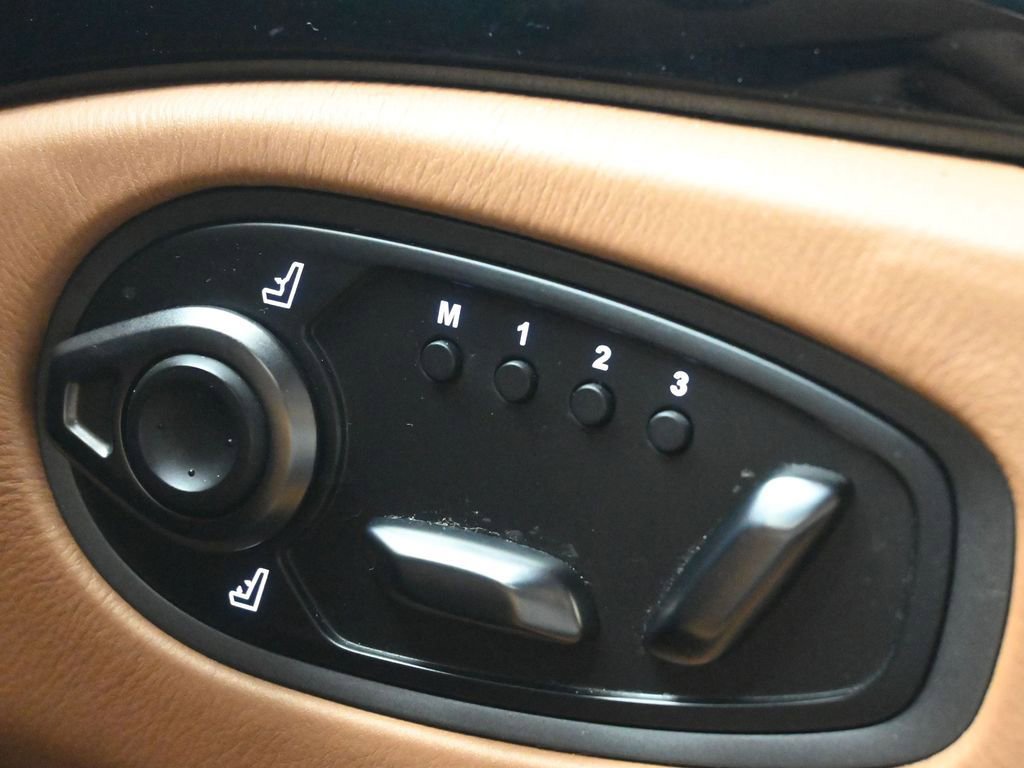 Used 2019 Aston Martin V8 Vantage Coupe image 17