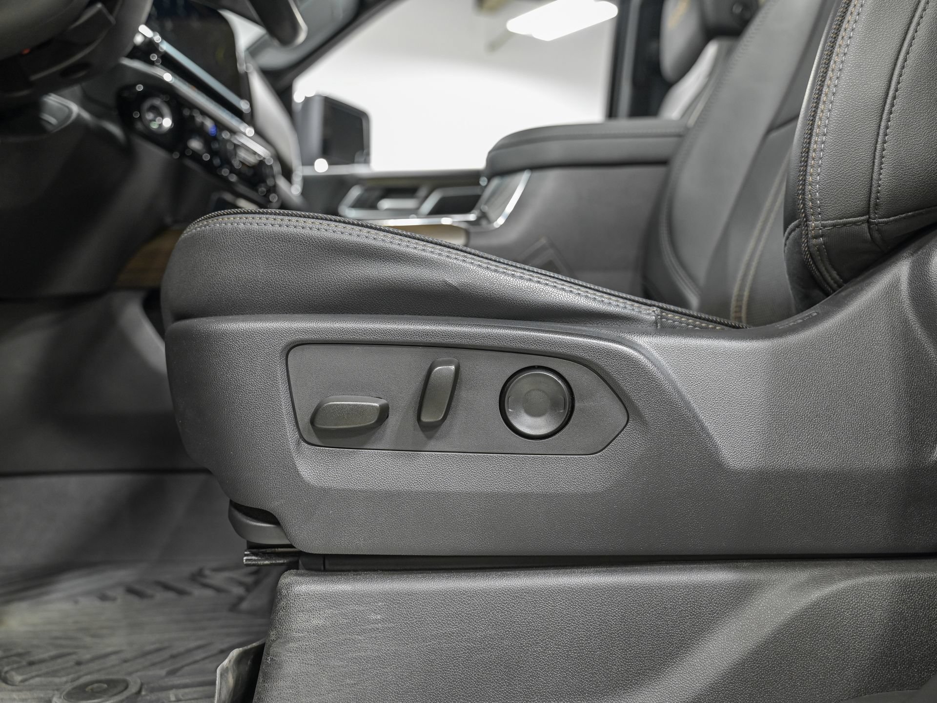 Used 2024 Chevrolet Silverado 2500 High Country w/ High Country Premium Package AWD/4WD image 14