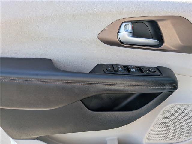 Used 2017 Chrysler Pacifica Touring-L image 11