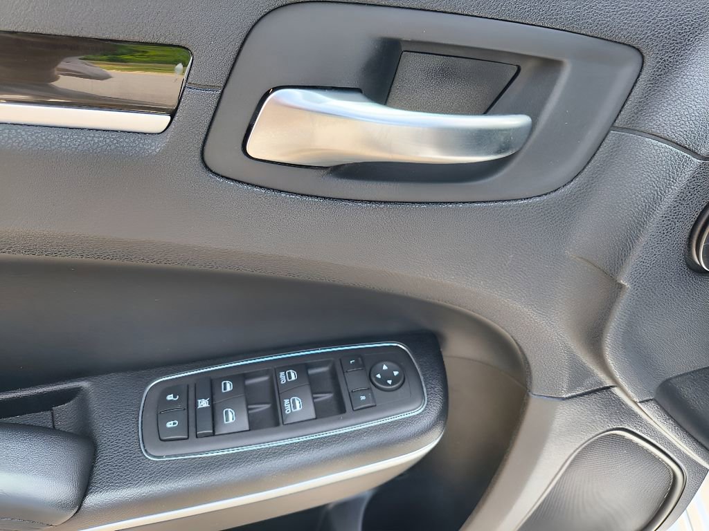 Used 2023 Chrysler 300 Touring w/ Sport Appearance Package image 9