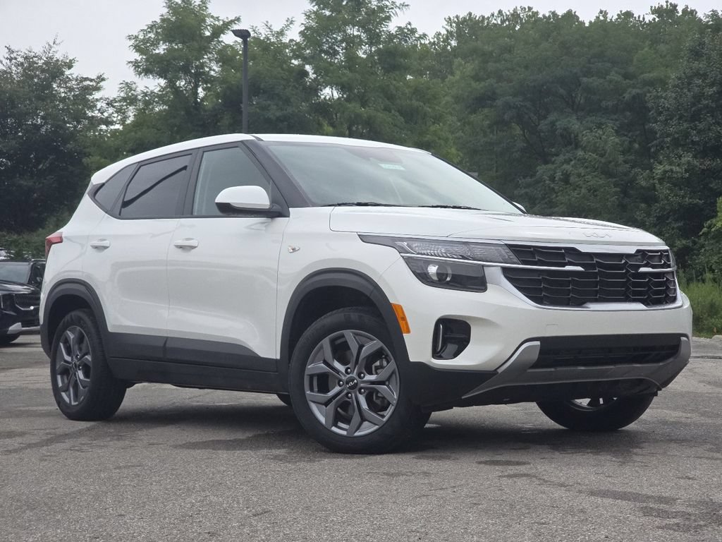 Used 2024 Kia Seltos LX AWD/4WD image 1