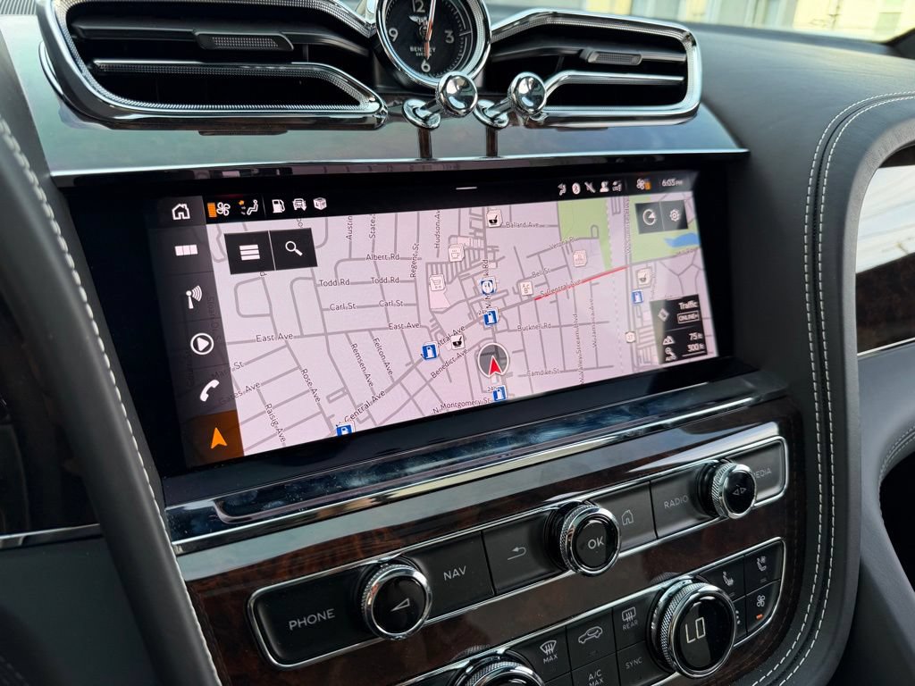Used 2023 Bentley Bentayga AWD/4WD image 32
