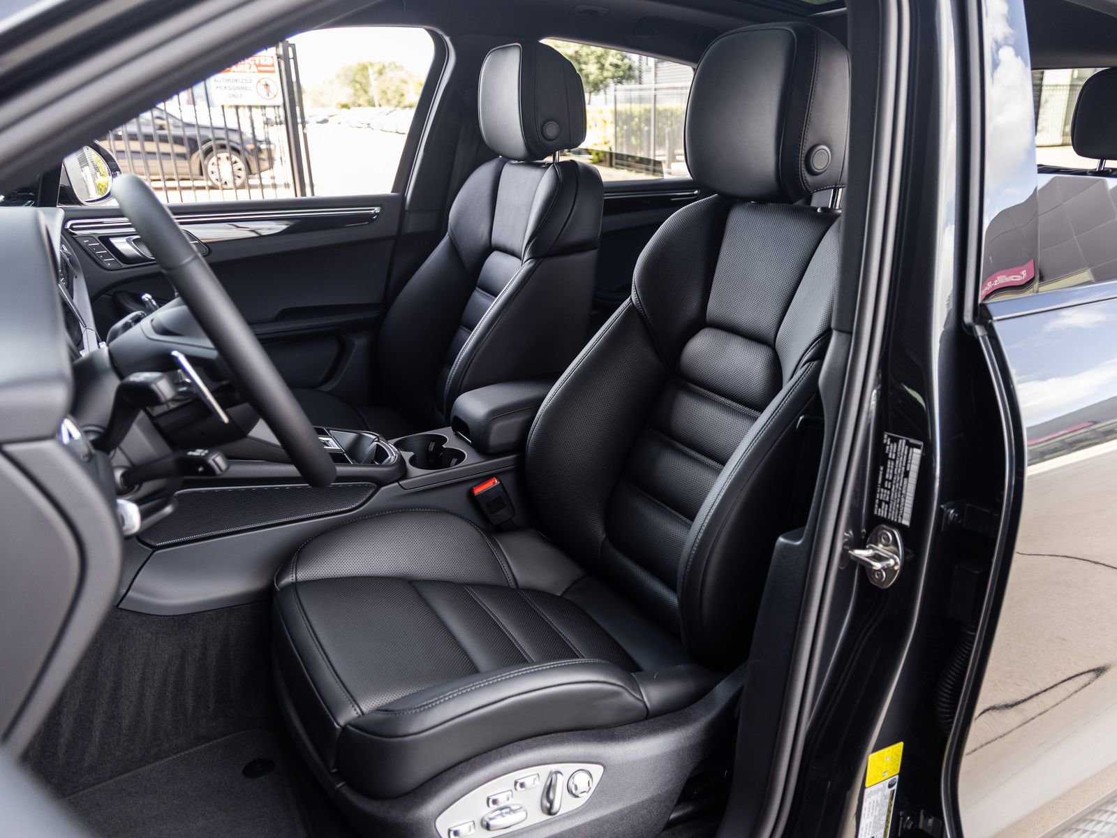 Certified 2026 Porsche Macan AWD/4WD image 5