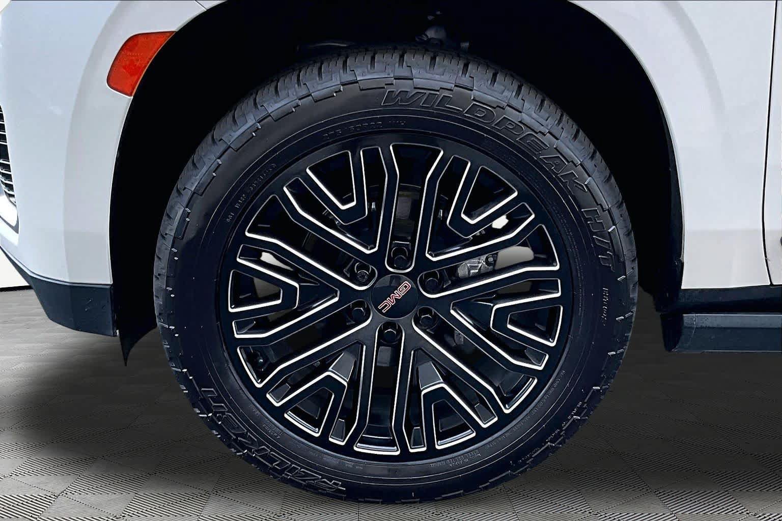 Used 2022 GMC Yukon XL Denali w/ Denali Premium Package RWD image 11