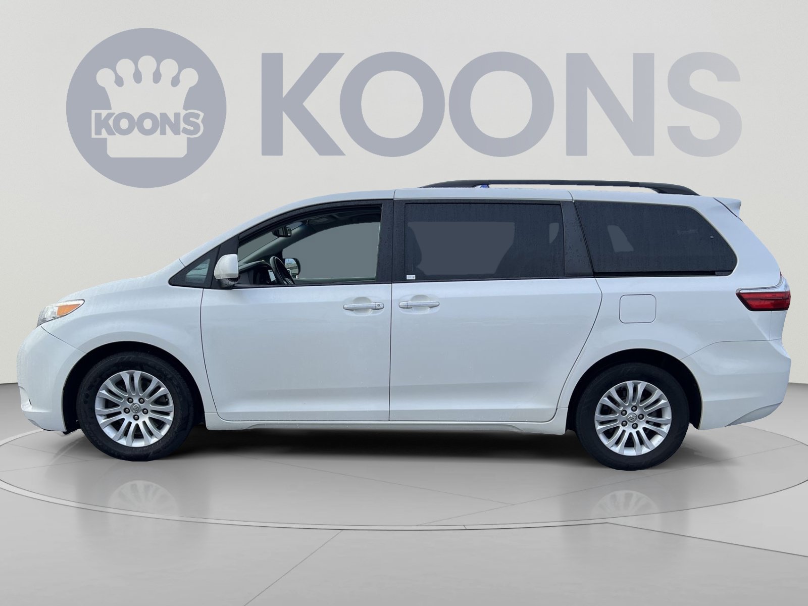 Used 2016 Toyota Sienna XLE w/ XLE Navigation Package FWD image 2