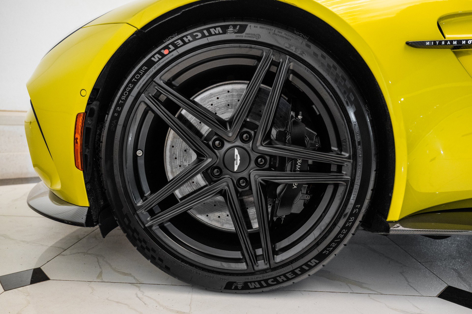 Used 2025 Aston Martin V8 Vantage Coupe image 4