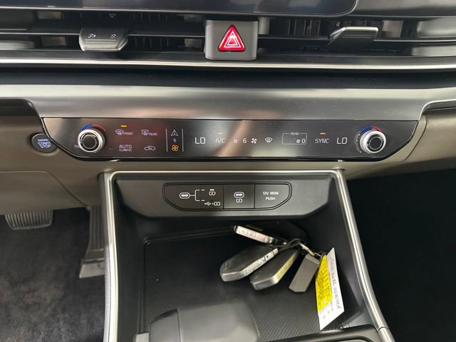 Used 2025 Kia Carnival image 23
