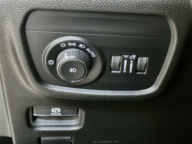Used 2024 Jeep Grand Cherokee Limited w/ Black Appearance Package RWD image 10