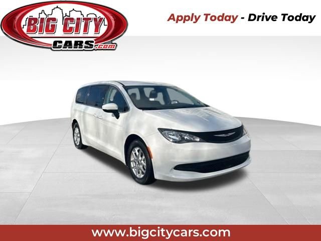 Used 2023 Chrysler Voyager LX image 1