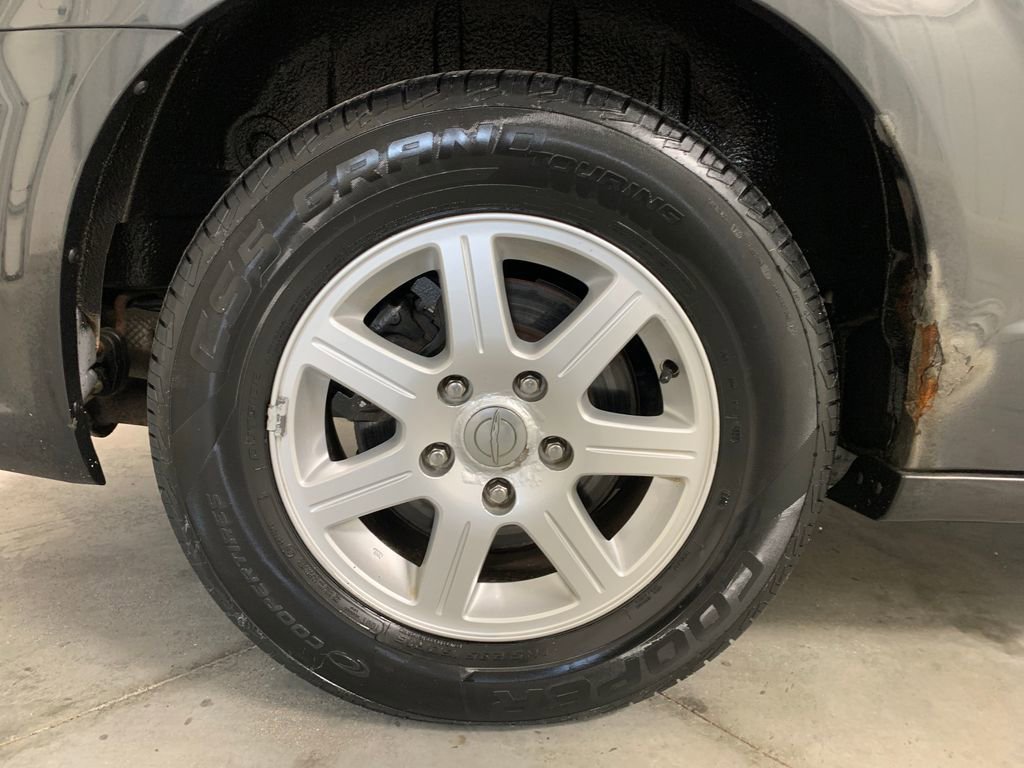 Used 2011 Chrysler Town & Country Touring FWD image 26
